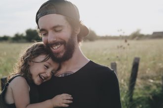 Cum îl ajută fiica noastră pe tatăl ei să fie - RevistaMargot.ro un om mai bun