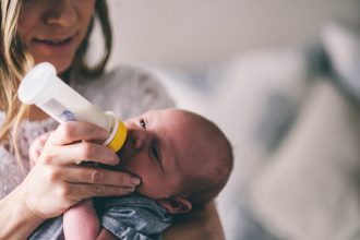 De ce bebele nu trebuie să bea apă înainte de a împlini 6 luni - RevistaMargot.ro