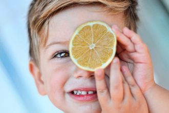 Trucul care stimulează copiii să mănânce mai multe fructe şi legume - RevistaMargot.ro
