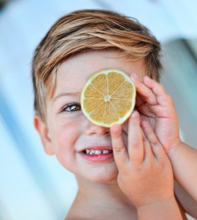Trucul care stimulează copiii să mănânce mai multe fructe şi legume - RevistaMargot.ro