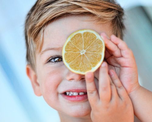 Trucul care stimulează copiii să mănânce mai multe fructe şi legume - RevistaMargot.ro