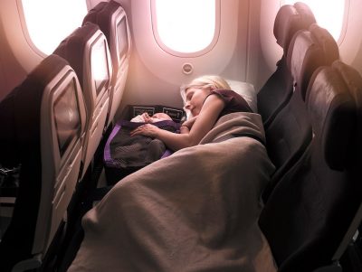 Copii care stau pe canapea în timpul zborului cu avionul? - RevistaMargot.ro