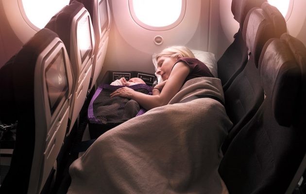 Copii care stau pe canapea în timpul zborului cu avionul? - RevistaMargot.ro