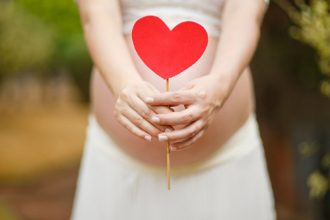 Femeile însărcinate chiar radiază? - studiu - RevistaMargot.ro