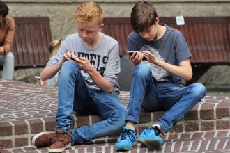 Gadgeturile cauzează copiilor tulburări de atenţie şi probleme comportamentale - RevistaMargot.ro