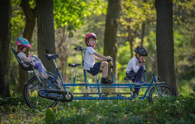 Elevi de la licee agricole fac practică pe tractoare din 1960 - RevistaMargot.ro