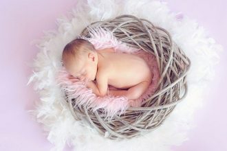 Un bebe trebuie să petreacă aproximativ 20 de minute pe zi si pe burtă