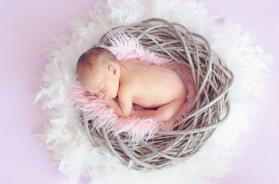 Un bebe trebuie să petreacă aproximativ 20 de minute pe zi si pe burtă